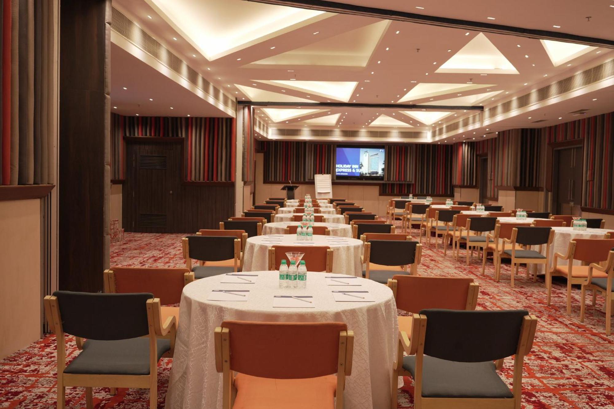 Holiday Inn Express & Suites Jaipur Gopalpura Exterior photo